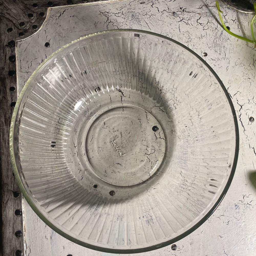 1Pyrex Small Ribbed 4.5 Quart Mixing Bowl
